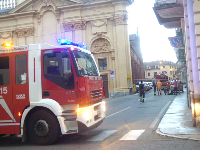 Chiusa Via Borgogna: tegole pericolanti da S. Agnese