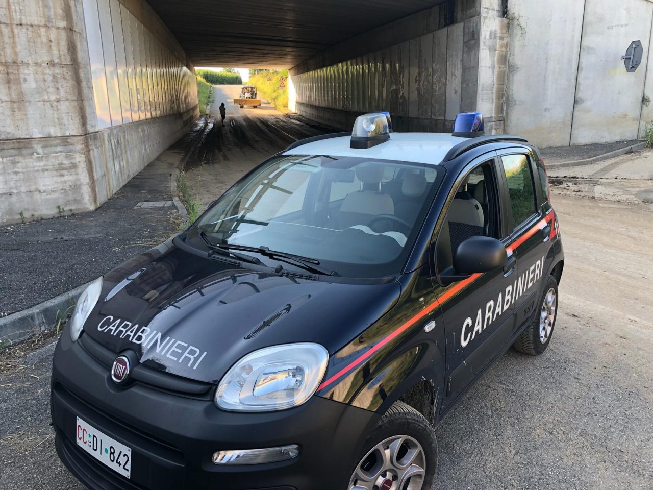 Cadono in moto nel sottopassaggio pieno di fango: feriti padre e figlio