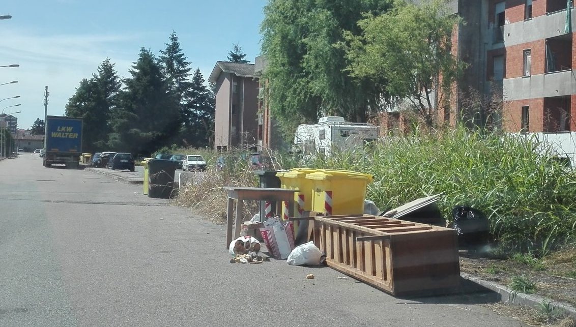 Immondizia in strada: anarchia all’Isola