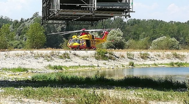 Papà di 48 anni annega per salvare figlia e nipote