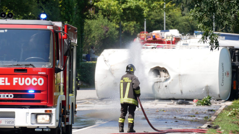 Cisterna ribaltata: chiusa la provinciale in Valsesia a Vintebbio
