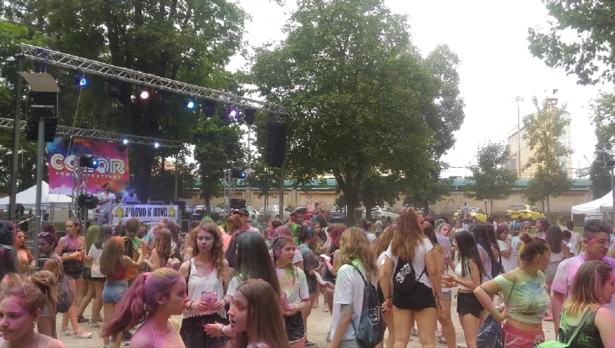 Holi mania: giovani vercellesi conquistati