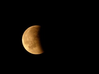Eclissi Luna sul cielo di Vercelli
