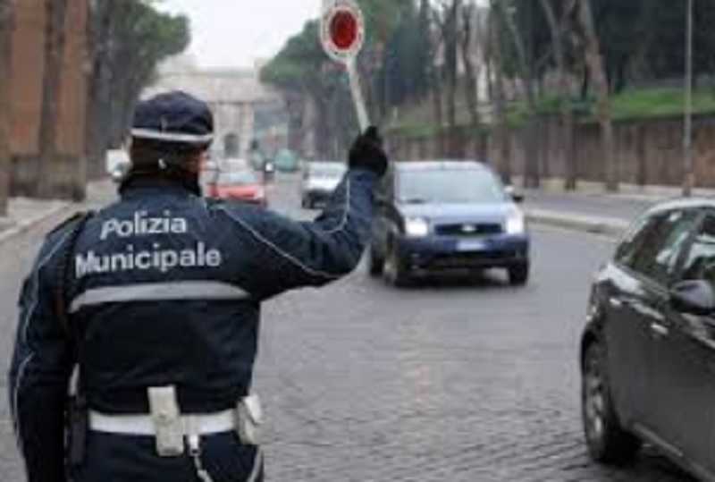 Santhiatese nei guai: forza blocco e investe agente