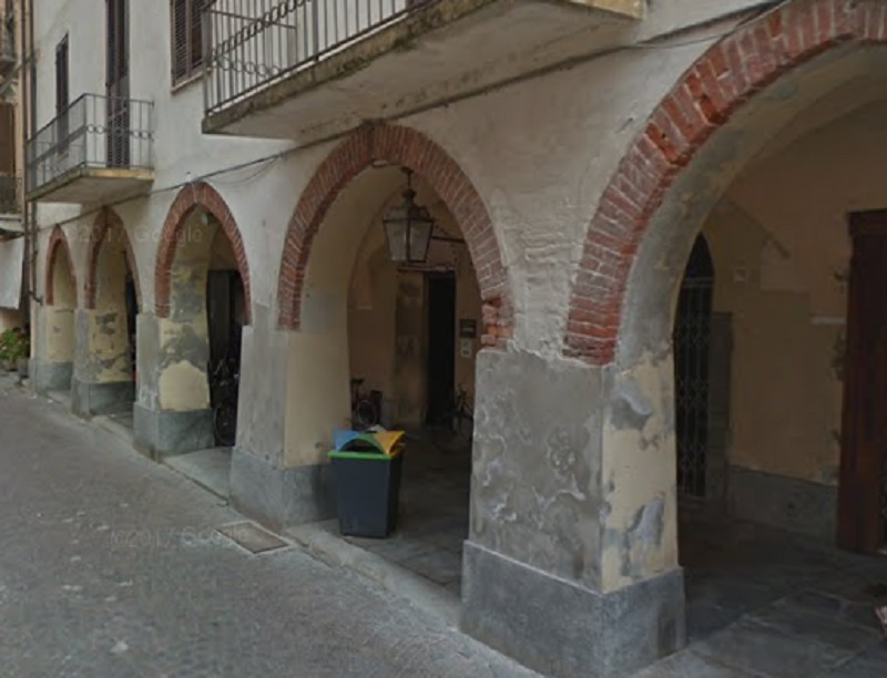 Operazione pulizia a Trino: obiettivo i portici del centro