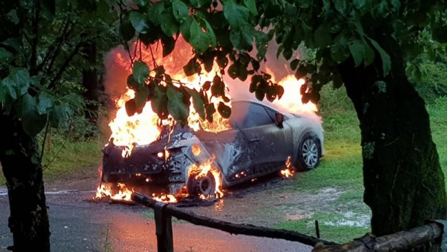 Fulmine a Cellio manda in fumo un’auto
