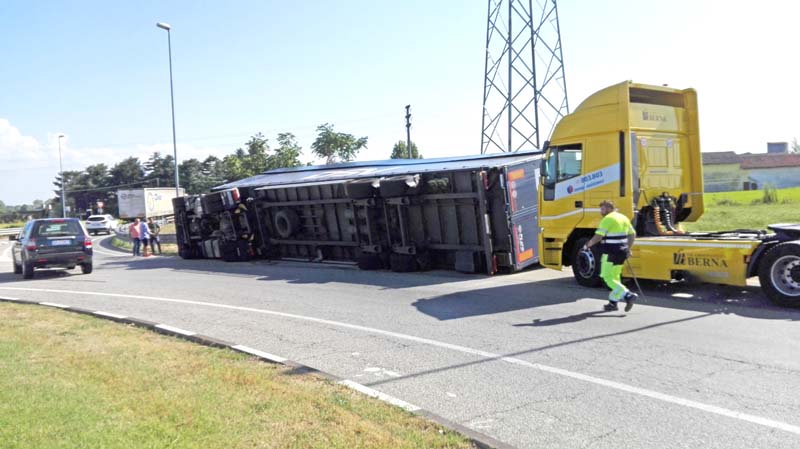 Camion rovesciato in tangenziale: le foto