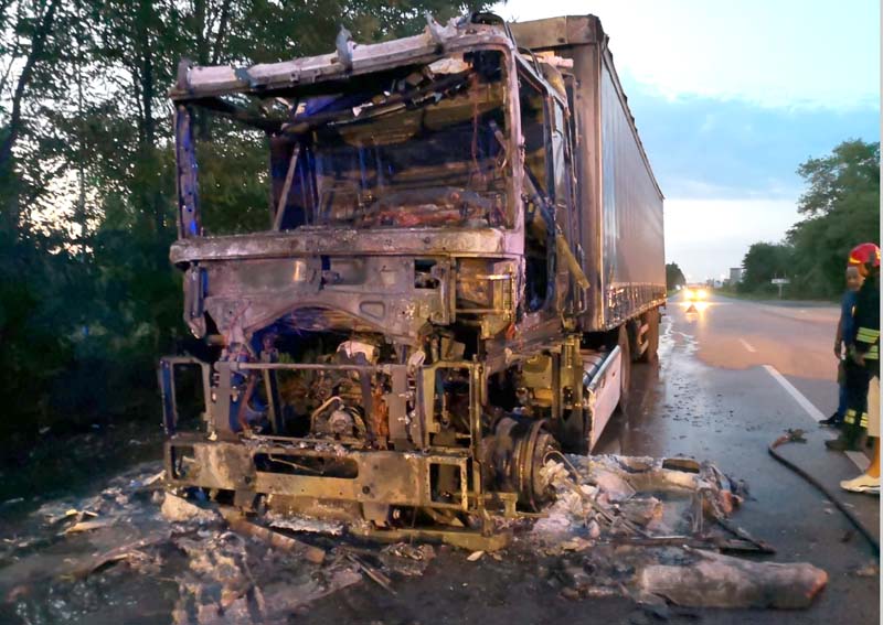 Camion distrutto: ecco le foto