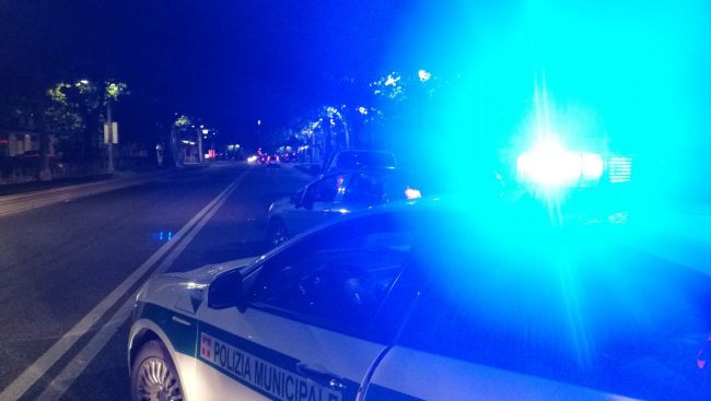 Passa quattro volte col rosso: 1400 euro di multe