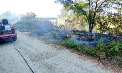 Incendio sul Sesia: a fuoco masserizie e rifiuti