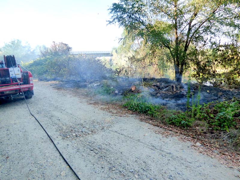 Incendio sul Sesia: a fuoco masserizie e rifiuti