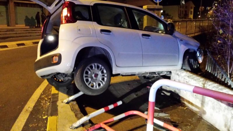 Ubriaco al volante finisce contro casa