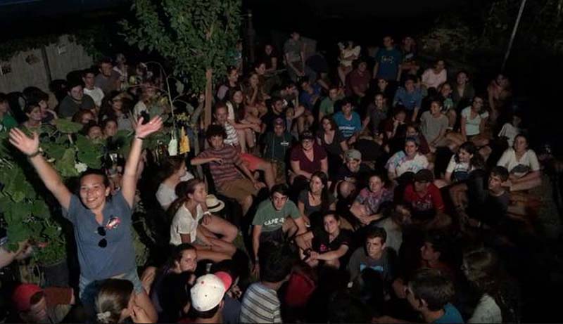 La Rave Party touche à sa fin à Caresana, certains murs de la ville sont barbouillés