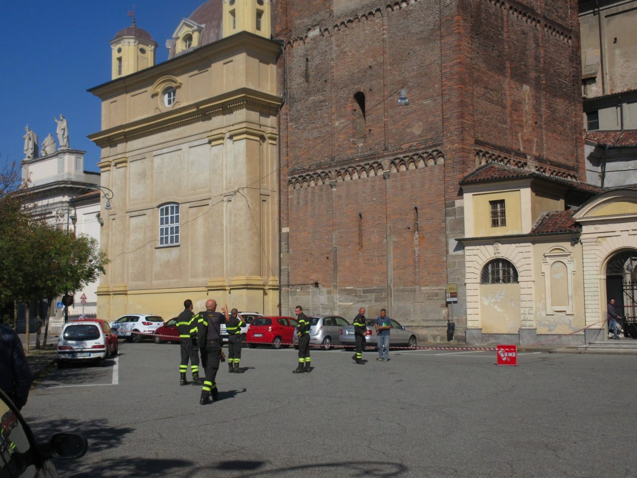 Calcinacci dal campanile del Duomo: intervento dei Vigili del Fuoco