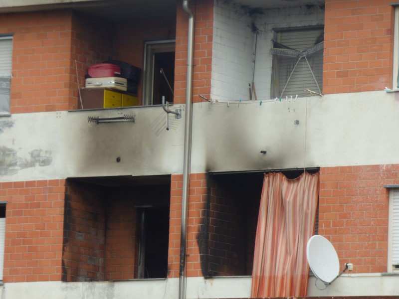 Incendio via Egitto in un alloggio pieno di spazzatura