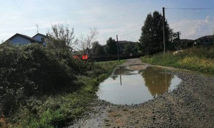 Disabile "prigioniera" in casa: la strada è piena di buche