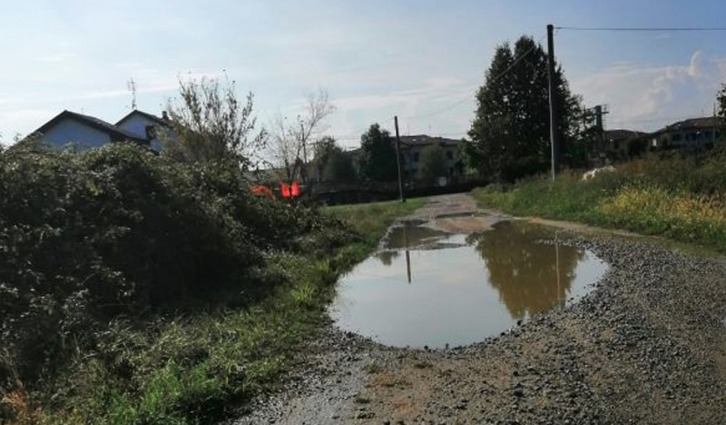 Disabile “prigioniera” in casa: la strada è piena di buche