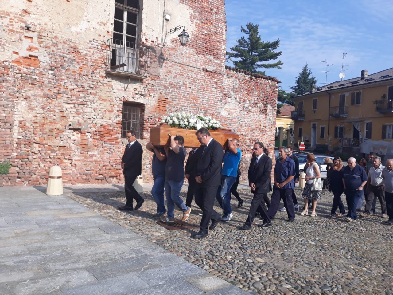 Addio Sabrina: Buronzo si ferma per il funerale
