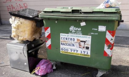 Problema rifiuti pochi svuotamenti e cassonetti stracolmi