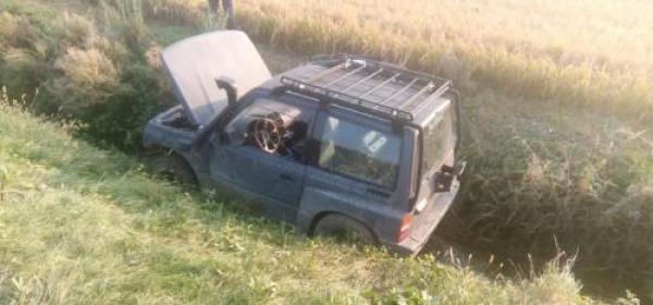 Auto nel canale recuperata dai Vigili del Fuoco