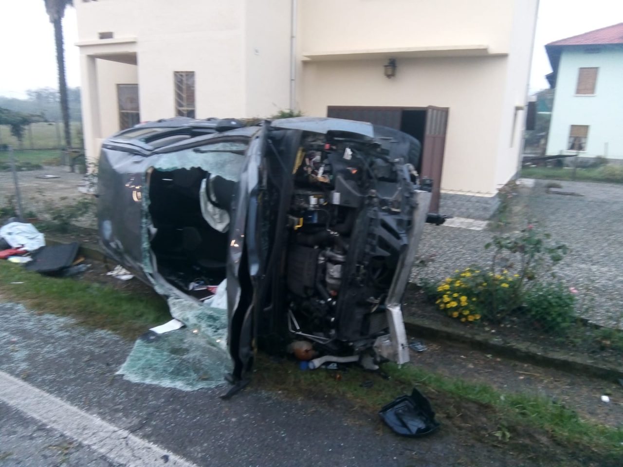 Auto ribaltata giovane ferito