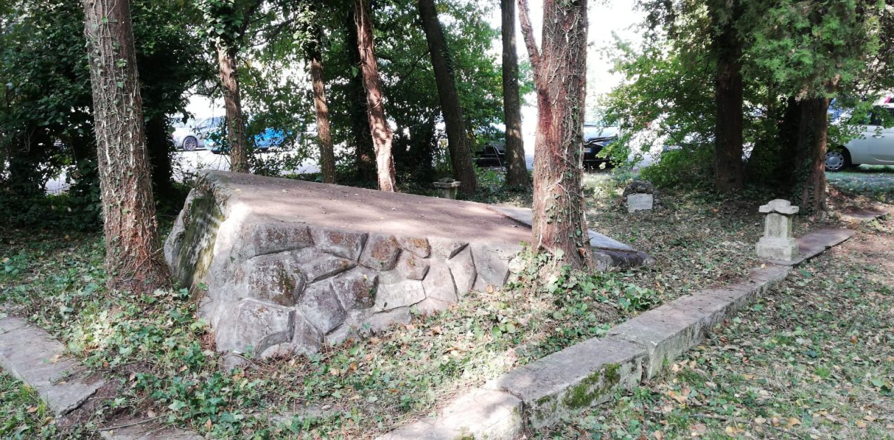 Casa Pound ripulisce il monumento ai caduti