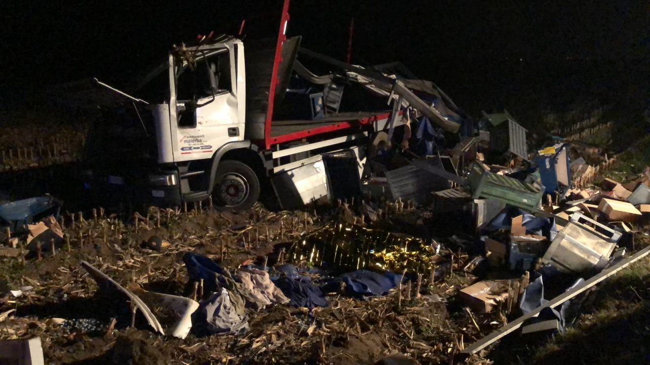 Camion si ribalta lungo la strada che porta a Cigliano UN MORTO