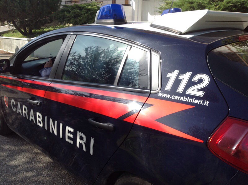 Incassa i soldi e sparisce con l’auto da trasferire all’estero