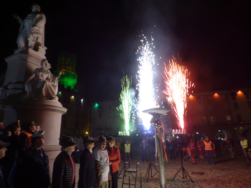 Viva gli Alpini! La fiamma del Raduno in piazza Cavour