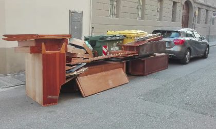 Discarica di mobili: record di inciviltà in via Dante