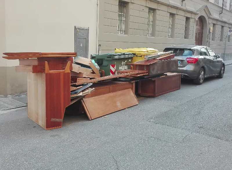 Discarica di mobili: record di inciviltà in via Dante