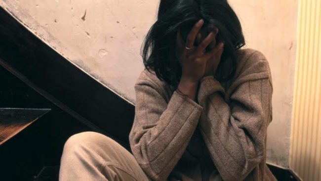 Uomo ubriaco violenta la vicina di casa