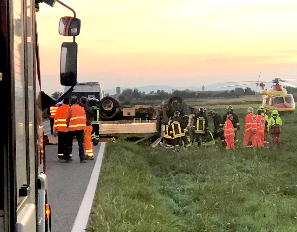 Camion ribaltato: autista estratto ferito dopo mezzora