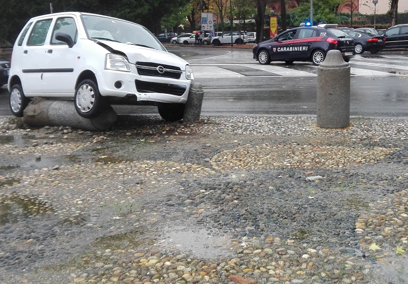 Schianto sul “panettone”: auto esce di strada in piazza S. Eusebio