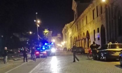 Polizia e ambulanza intervengono in via Galileo Ferraris