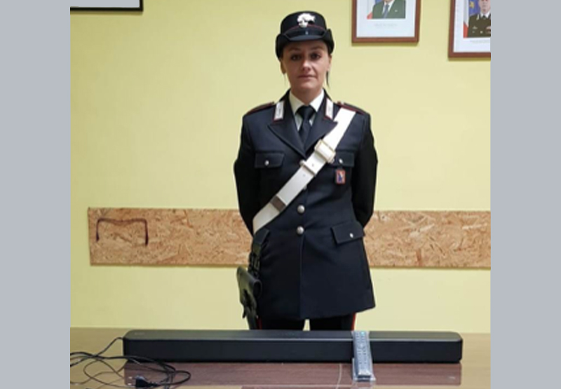 Ladri sfrontati: rubano Tv al centro commerciale in pieno giorno