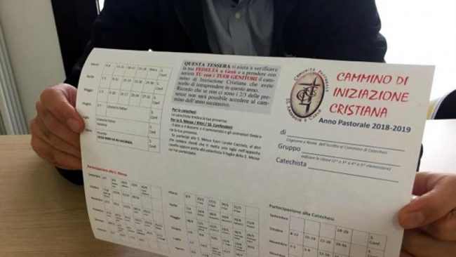 Tessera a punti anche a messa: niente bollini, niente sacramenti