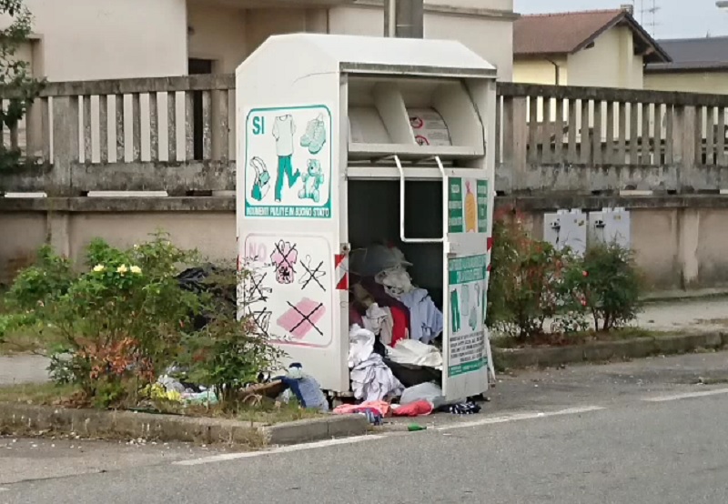 Abiti depredati dal cassonetto a Trino