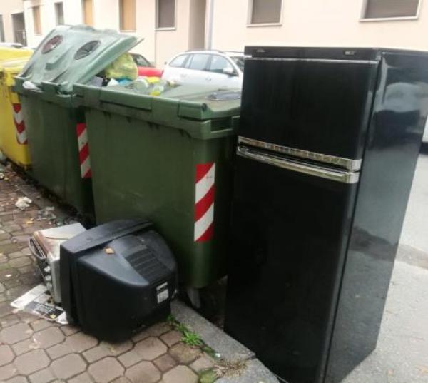 Discarica di elettrodomestici in via Failla