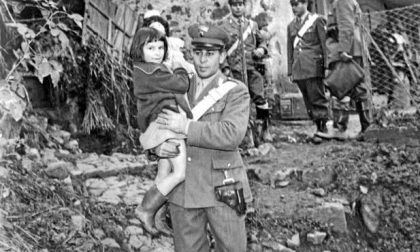 Il mistero della bimba in braccio al carabiniere