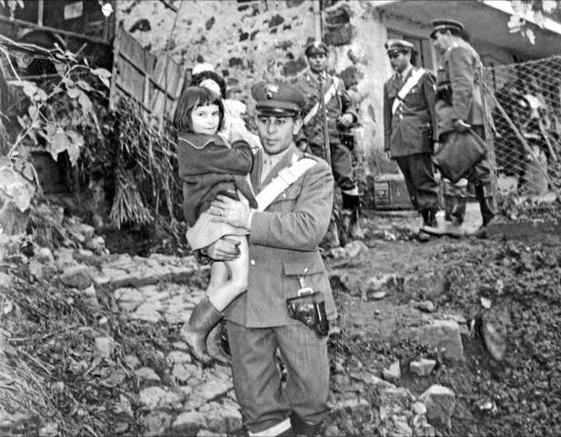 Il mistero della bimba in braccio al carabiniere