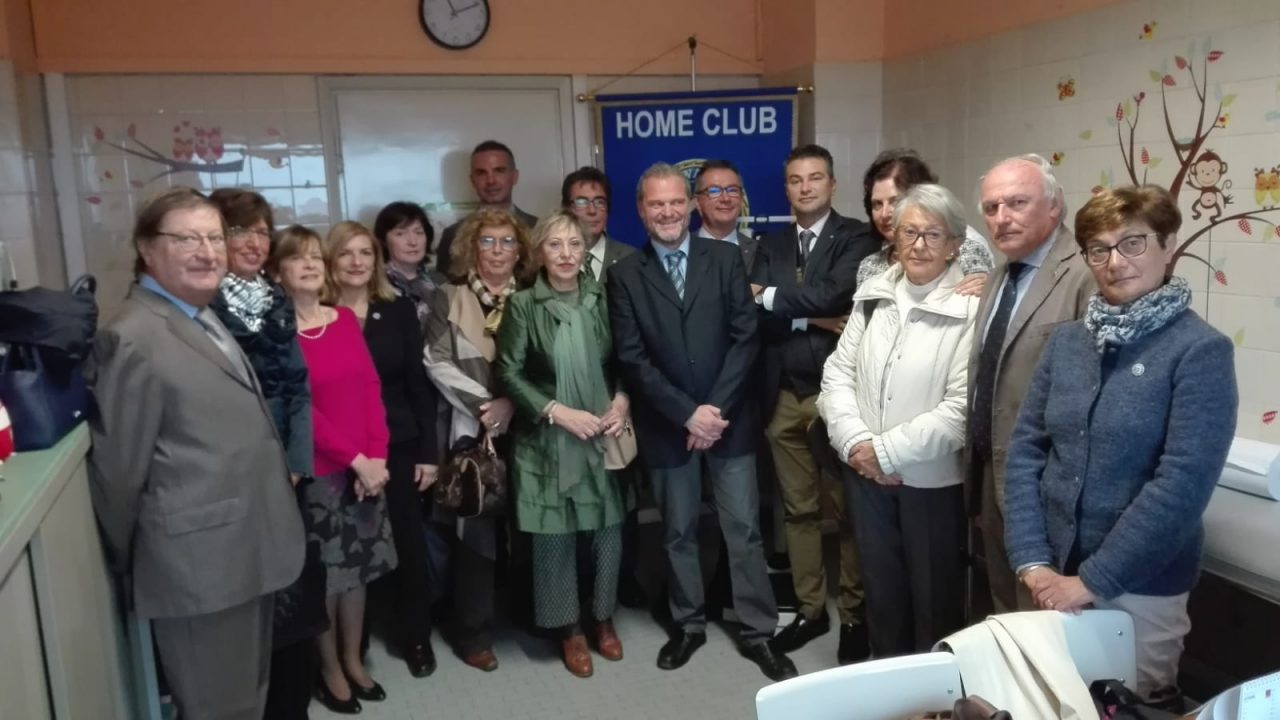 Kiwanis dona una bilancia alla pediatria