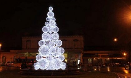Sfere di Natale: innovativo albero in piazza Cavour