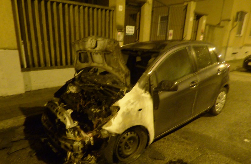 Auto a fuoco in via Custoza