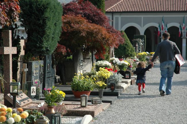 Rubano il presepe sulla tomba di un bambino