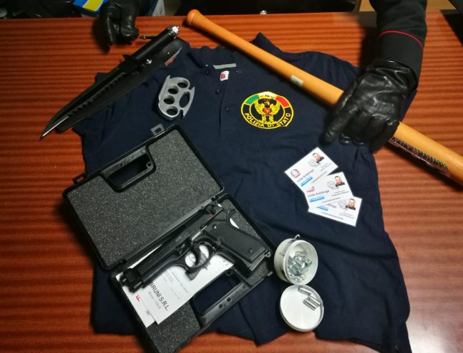 Falso poliziotto al colloquio con la pistola