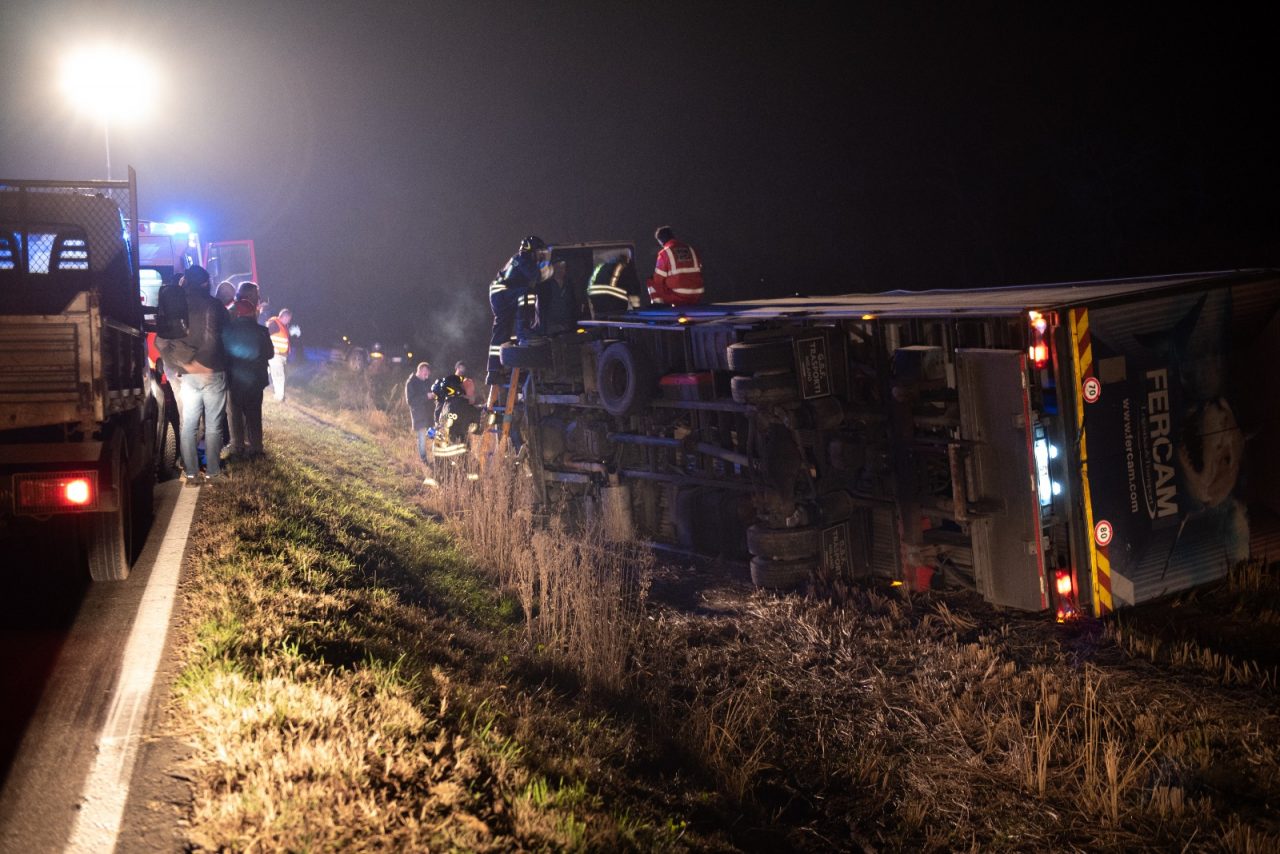 Camion rovesciato: autista all’ospedale