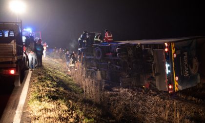 Camion rovesciato: autista all'ospedale