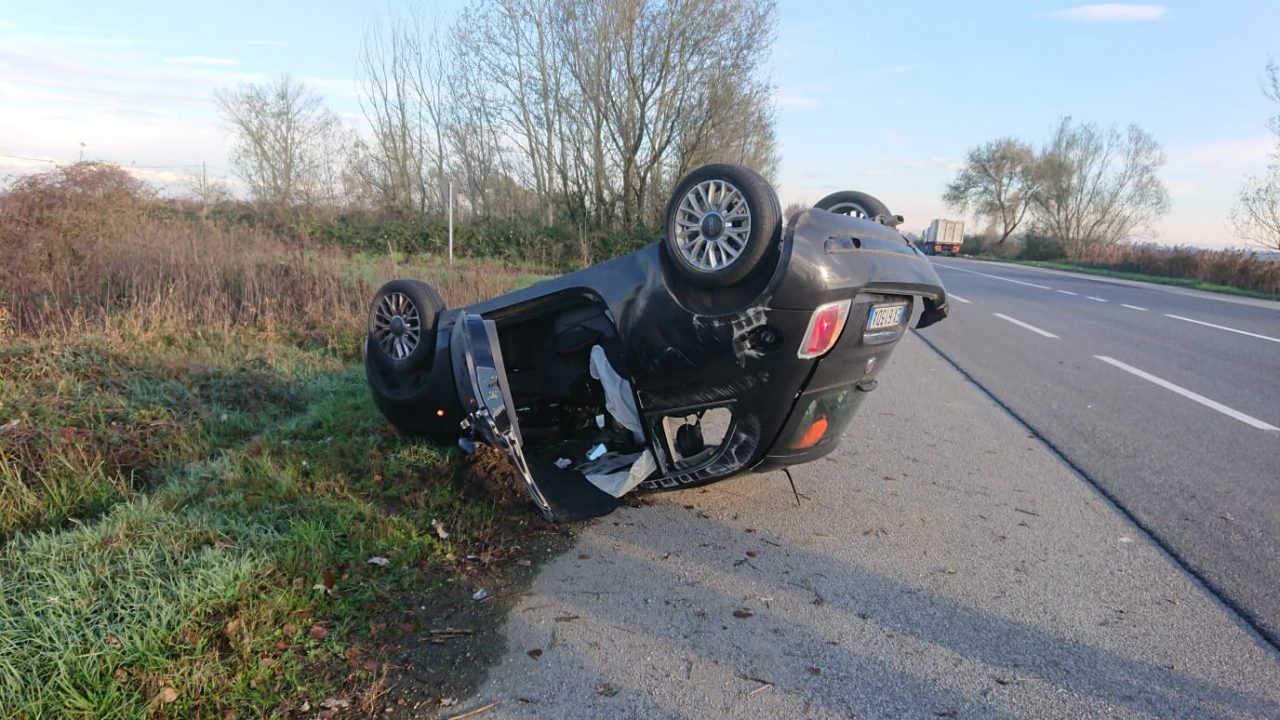 Auto capottata sulla Sp 455 a Trino