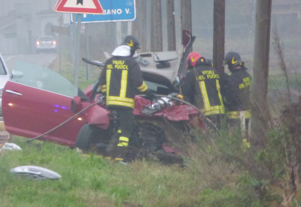 Tragico schianto: due morti, una donna ferita gravemente